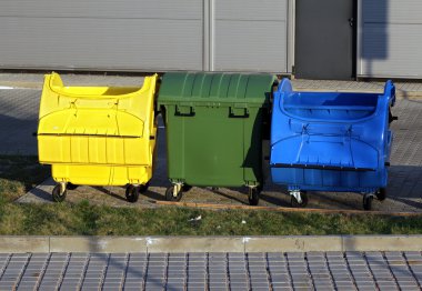 sokakta üç büyük plastik çöp geri dönüşüm kutuları
