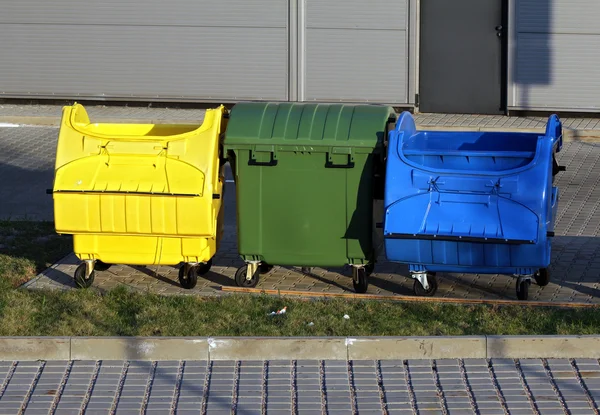sokakta üç büyük plastik çöp geri dönüşüm kutuları