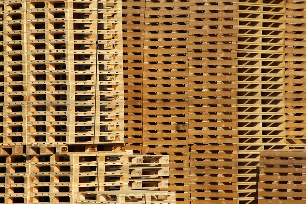 Beaucoup de palette en bois magasin sur la cour d'usine — Photo