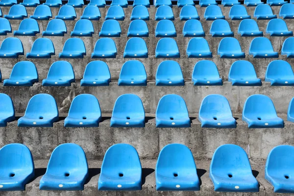 Alte blaue Plastiksitze im Fußballstadion — Stockfoto