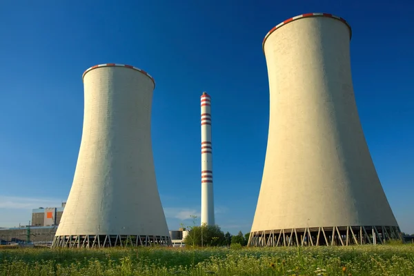 从煤电厂冷却塔的视图 — ストック写真