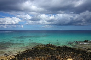 güzel kayalık sahil ve temiz su fuerteventura Adası