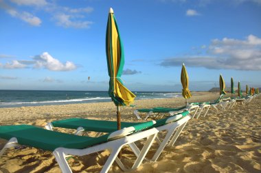 kumlu sahilde çift banyo sandalyeler