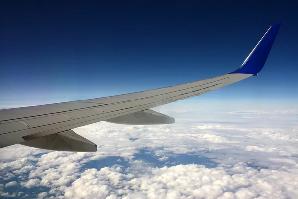 Skrzydła samolotu cywilnego powietrza powyżej białe chmury — Zdjęcie stockowe