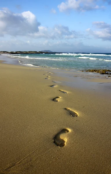 Pies escalones en la arena en la playa — Foto de Stock