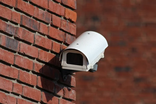 Câmera de segurança cctv na fachada da parede de tijolo — Fotografia de Stock