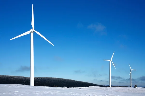 Três turbinas eólicas na neve — Fotografia de Stock