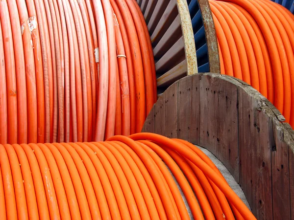 Alambre naranja en los carretes de madera — Foto de Stock