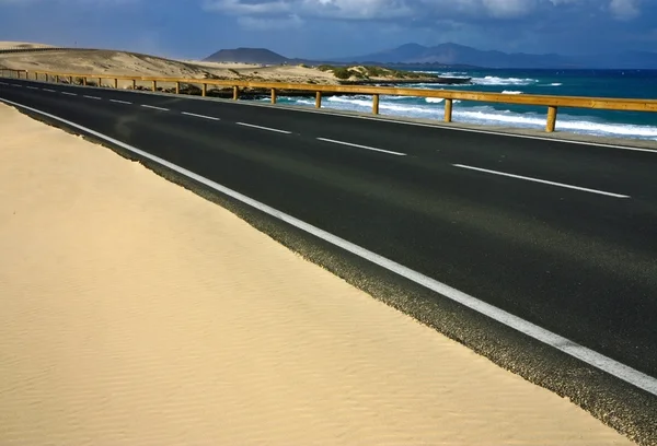 Asfalto costa carretera y dunas de arena — Foto de Stock