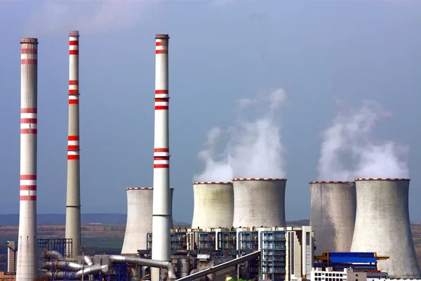 Central eléctrica de carbón con torres de refrigeración — Foto de Stock