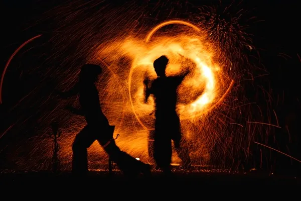 Night fire show — Stock Photo, Image