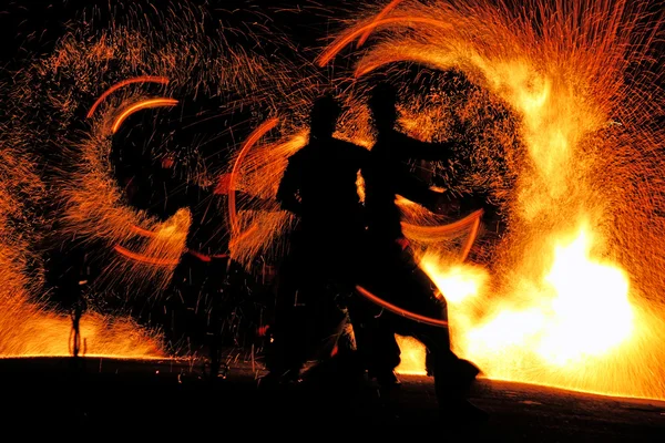 Spettacolo di fuoco notturno — Foto Stock