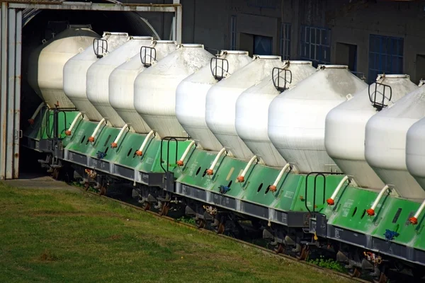 Waggons warten im Kalkofen — Stockfoto