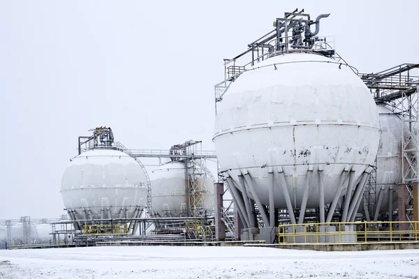 Tanques de óleo redondos sob cobertura de neve — Fotografia de Stock