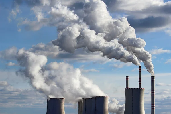 Smoking cooling towers of coal power plant — Stock Photo, Image