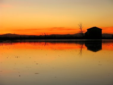 sun set sırasında evi silüeti