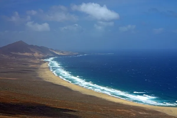 Costa rocciosa del mare di fuerteventura — Foto Stock