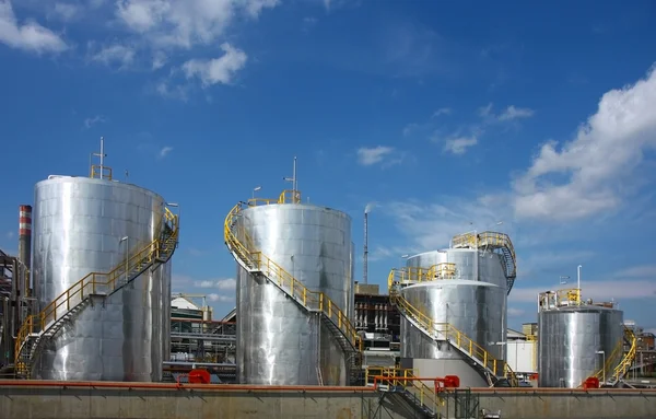 Refinería de petróleo con tanques — Foto de Stock