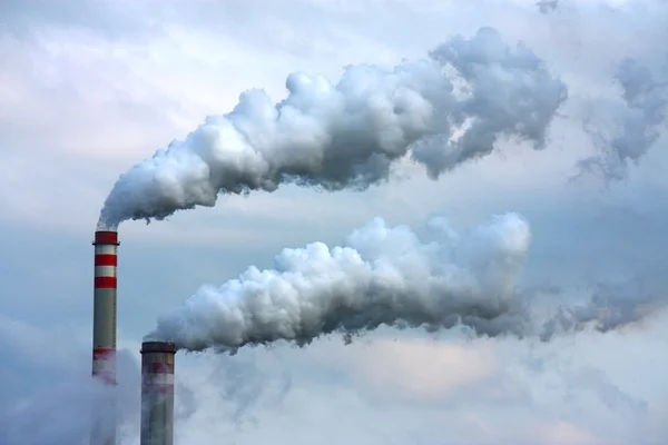 Polluted smoke from oil refinery — Stock Photo, Image