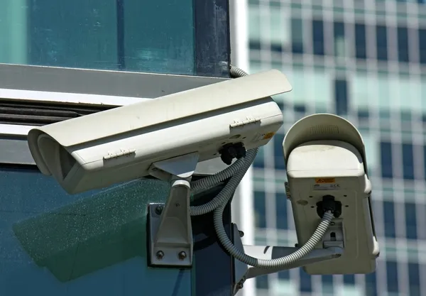 Dos cámaras de vigilancia y vidrio — Foto de Stock