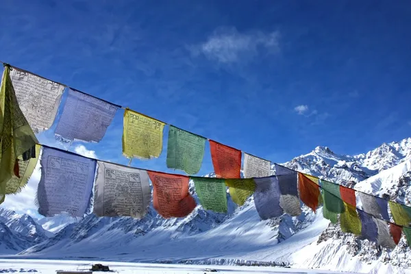 Drapeaux bouddhistes priant en hiver himalayas — Photo