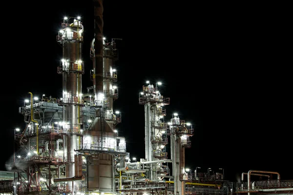 Vista nocturna de la fábrica de producción de gasolina — Foto de Stock