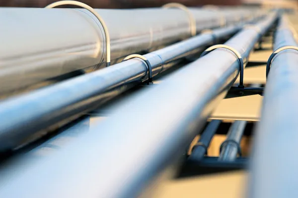 Tubería de acero en la refinería de petróleo — Foto de Stock