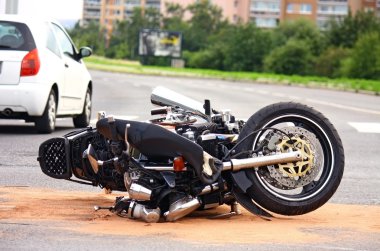Caddenin üzerinde motosiklet kazası