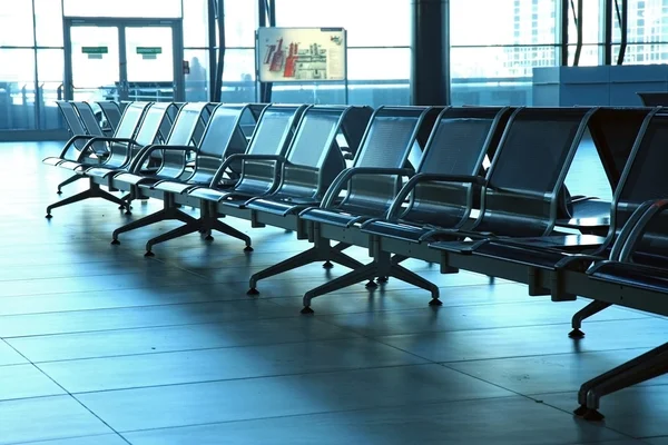 Asientos de metal en la sala del aeropuerto — Foto de Stock