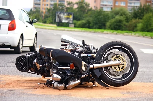 Acidente de moto na rua da cidade — Fotografia de Stock