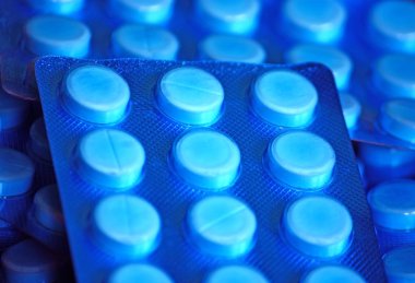 mavi zemin üzerine uyuşturucu