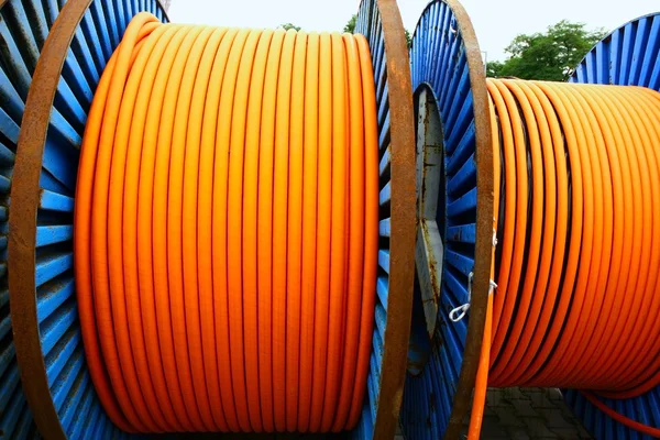 Cable naranja en carrete de acero — Foto de Stock