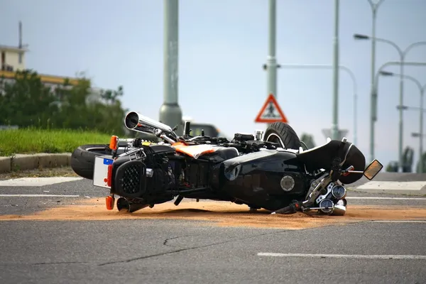 Acidente de moto na estrada da cidade — Fotografia de Stock