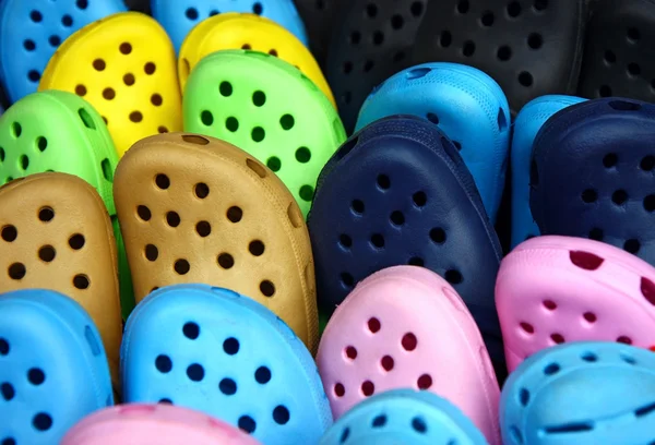 Diversi colori di scarpe di plastica — Foto Stock