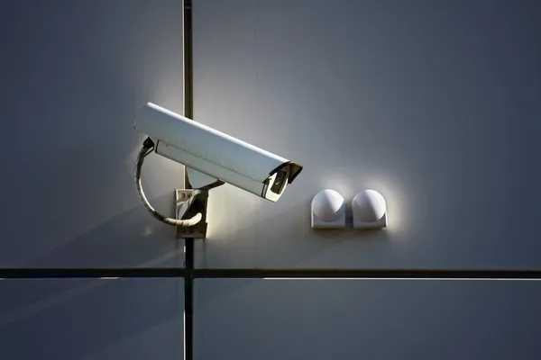 Câmera cctv na parede — Fotografia de Stock