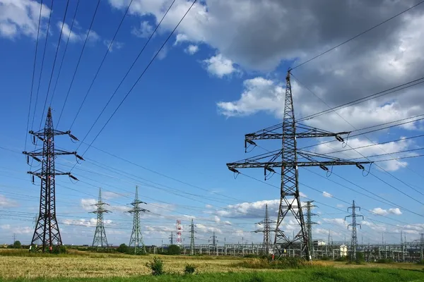 Pilones de electricidad en el campo verde —  Fotos de Stock