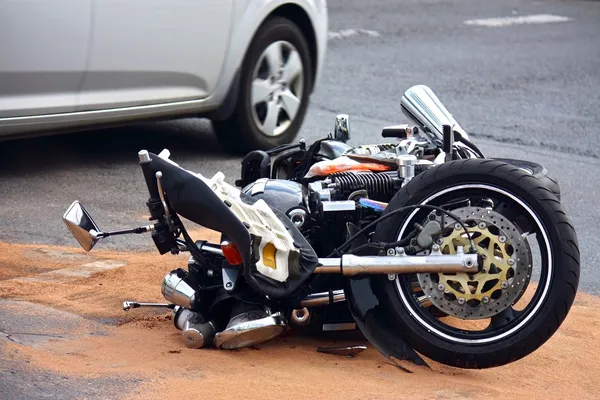 Авария на мотоцикле на городской улице Стоковая Картинка