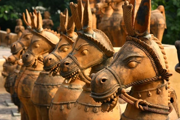 Argila de terracota cavalos cerâmicos não envidraçados — Fotografia de Stock