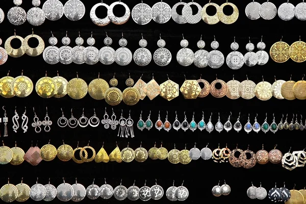 Mücevher gümüş ve altın siyah arka plan üzerine kulak halkaları — Stok fotoğraf