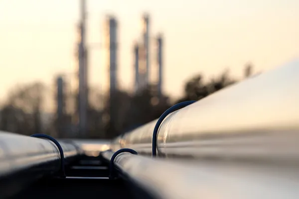 Conexão de tubulação na refinaria de petróleo — Fotografia de Stock