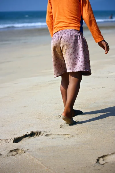 Wallk niño pequeño en la playa de arena — Foto de Stock