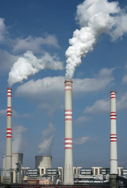 Детали угольной электростанции с дымоходом и градирнями — стоковое фото