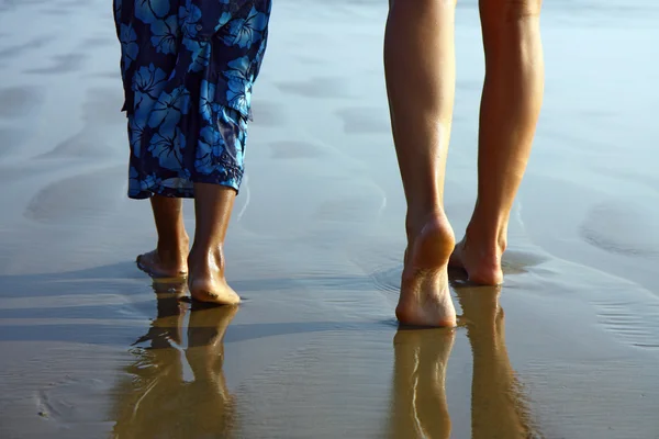 Detalhe das pernas da criança e da menina andando na praia — Fotografia de Stock