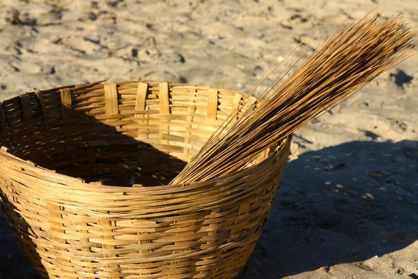 Nära finmaskigt bambu handgjord korg på sand — Stockfoto