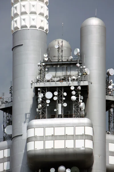 Torre de televisão com muitos satélites e antenas — Fotografia de Stock