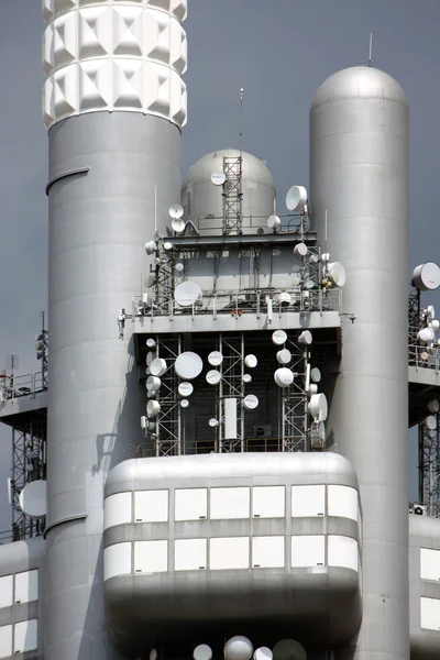 Torre de televisión con muchos satélites y antenas —  Fotos de Stock