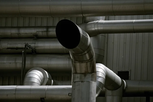 Detalhe do grande tubo de gás na refinaria de petróleo — Fotografia de Stock