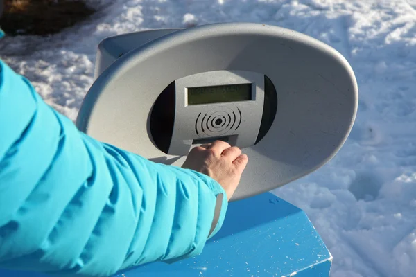 Mano ragazza vicino alla macchina tornello durante lo sci invernale — Foto Stock