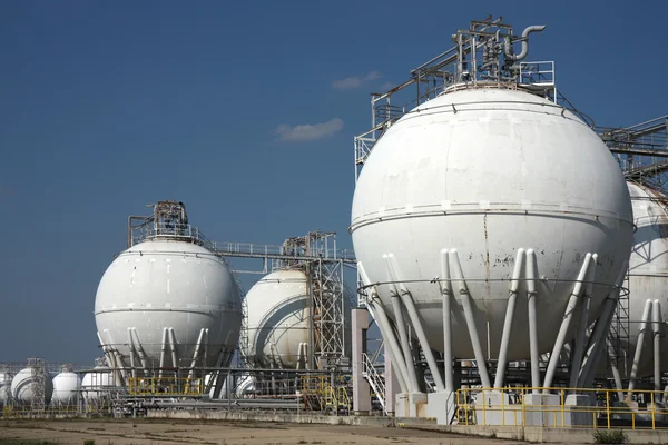 Tanks in olie raffinaderij fabriek — Stockfoto