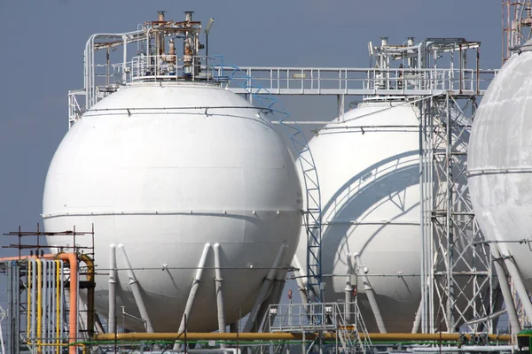 Detail van de tanks van raffinaderijen in chemische fabriek — Stockfoto